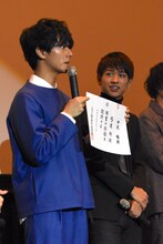 弓道初段の賞状を見せる中尾暢樹。