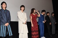 「一礼して、キス」初日舞台挨拶の様子。