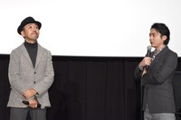 左からFROGMAN、山田孝之。