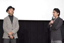 左からFROGMAN、山田孝之。