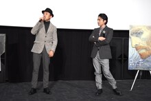 左からFROGMAN、山田孝之。