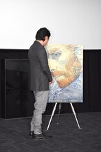 ポスターを凝視する山田孝之。