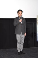姿勢を正す山田孝之。