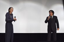 左からのん、片渕須直。