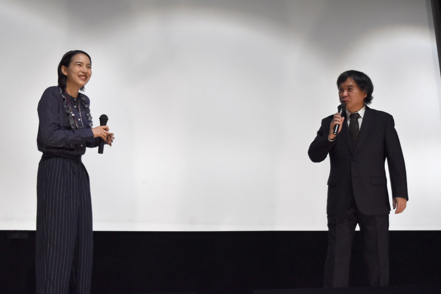 左からのん、片渕須直監督。