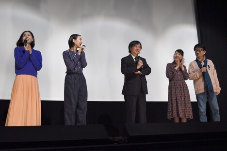 ロングバージョンの製作決定を喜ぶ登壇者たち。