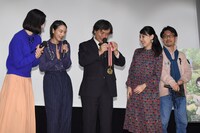 町山智浩が選ぶ、2016年町山大賞の受賞記念メダルを手にした片渕須直監督（中央）と、片渕を祝福する登壇者たち。