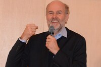 電話でひそひそ話す国王を再現するエリック・ポッペ。