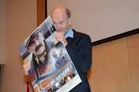 パネルから顔をのぞかせるエリック・ポッペ。