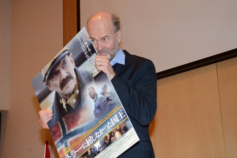 パネルから顔をのぞかせるエリック・ポッペ。