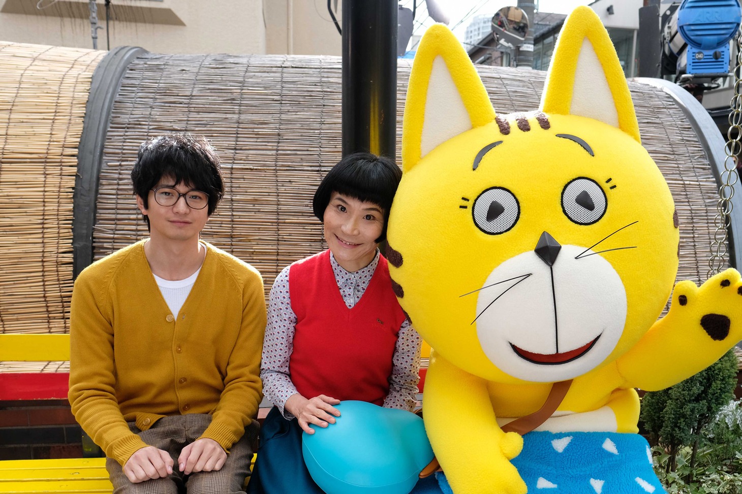 「泥棒役者」にカメオ出演する向井理（左）、片桐はいり（中央）、猫のタマ（右）。