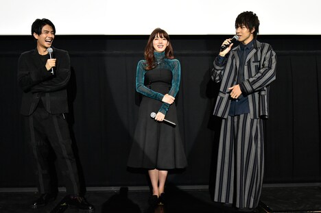 「一礼して、キス」舞台挨拶の様子。