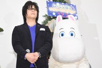 森川智之（左）とムーミン（右）。