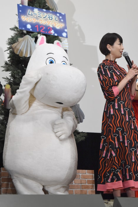 宮沢りえ（右）に褒められ、照れるムーミン（左）。