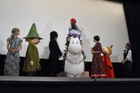 ツリーを眺める登壇者たち。