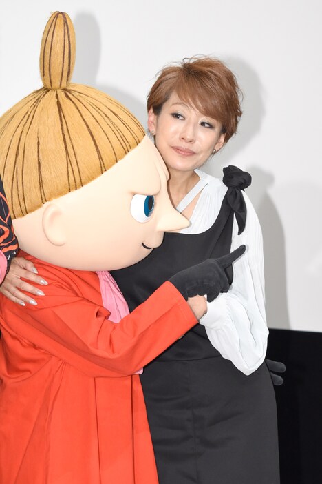 朴ろ美（右）にカメラの場所を教えるリトルミイ（左）。