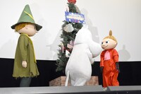 立ち位置を交換するムーミン（中央）とリトルミイ（右）、その様子を眺めるスナフキン（左）。