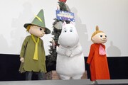 観客を対象にしたフォトセッションの前に、ステージ上で待機するスナフキン（左）、ムーミン（中央）、リトルミイ（右）。