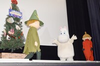 ファンに手を振るムーミン（中央）。