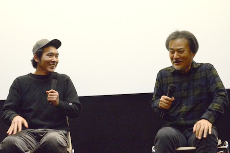 左から柄本佑、黒沢清。