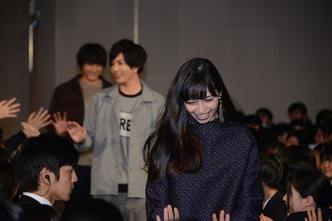 会場の後方から姿を現したキャスト陣。