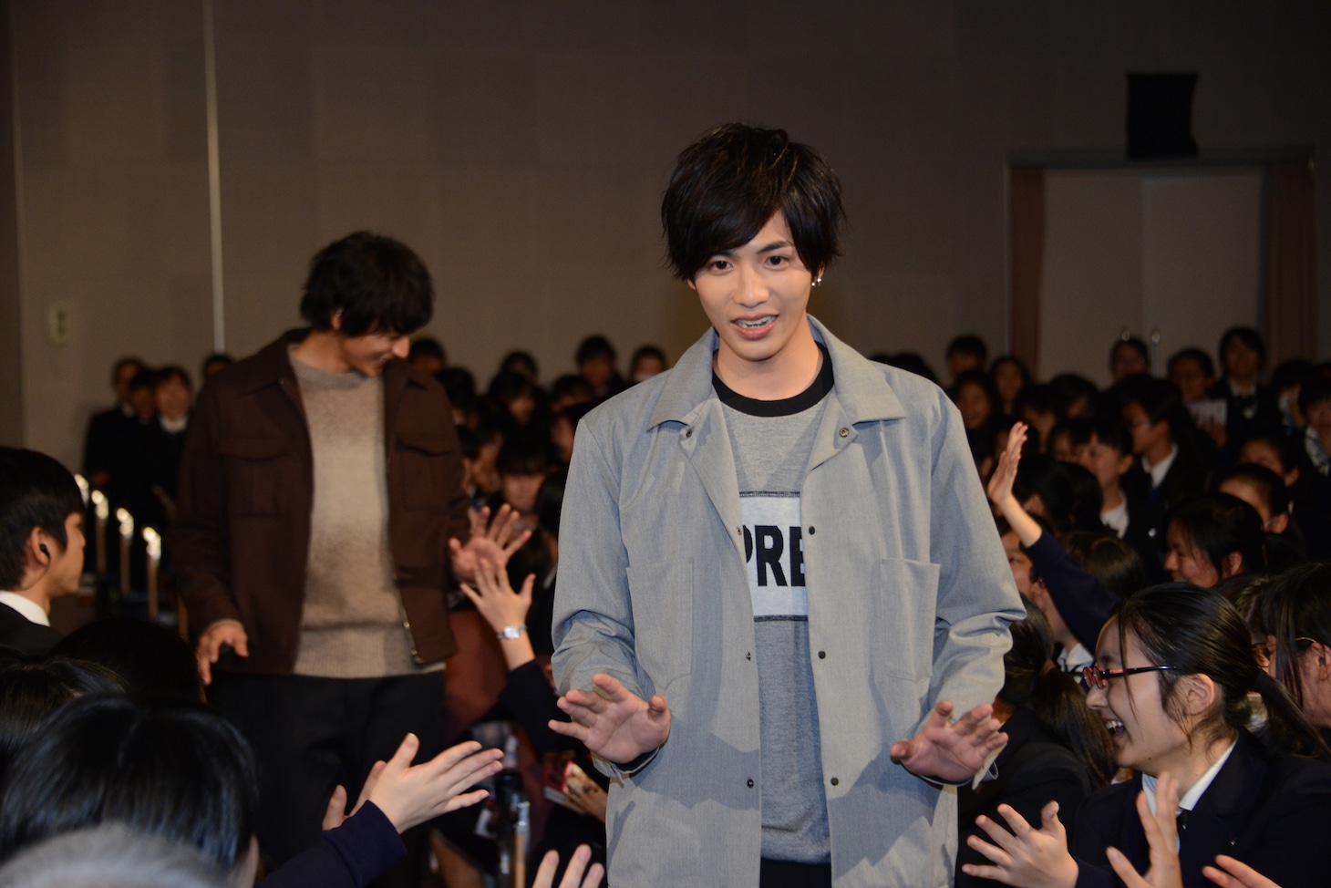 会場の後方から姿を現した小関裕太（左奥）と志尊淳（右）。