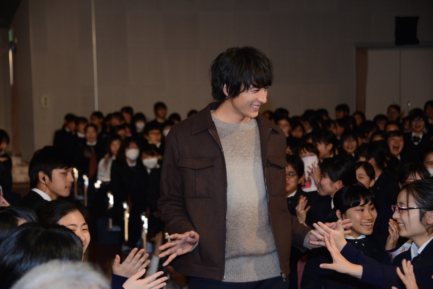 会場の後方から姿を現した小関裕太。