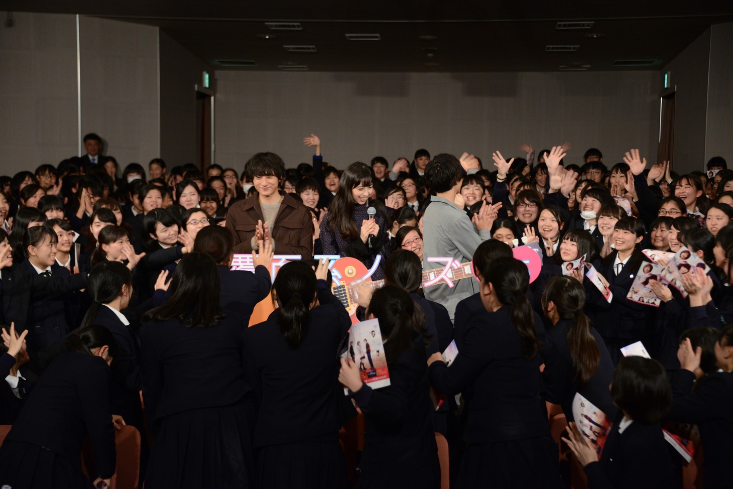 写真撮影終了後、女子学生たちに囲まれるキャスト陣。