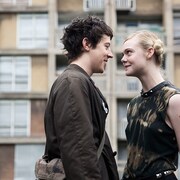 エル・ファニングが恥じらう「パーティで女の子に話しかけるには」メイキング映像