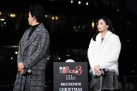 点灯前のイルミネーションが気になる様子の大泉洋（左）。