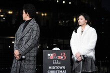 点灯前のイルミネーションが気になる様子の大泉洋（左）。