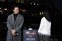 点灯前のイルミネーションを見て「すでにきれいですね」と笑う大泉洋（左）。