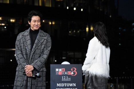 点灯前のイルミネーションを見て「すでにきれいですね」と笑う大泉洋（左）。