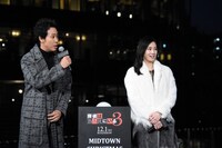 点灯前のイルミネーションを見て「すでにきれいですね」と笑う大泉洋（左）。