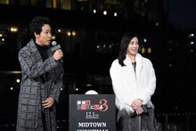 点灯前のイルミネーションを見て「すでにきれいですね」と笑う大泉洋（左）。