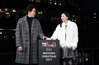 点灯のタイミングを相談する大泉洋（左）と北川景子（右）。