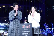イルミネーションに感動する大泉洋（左）と北川景子（右）。