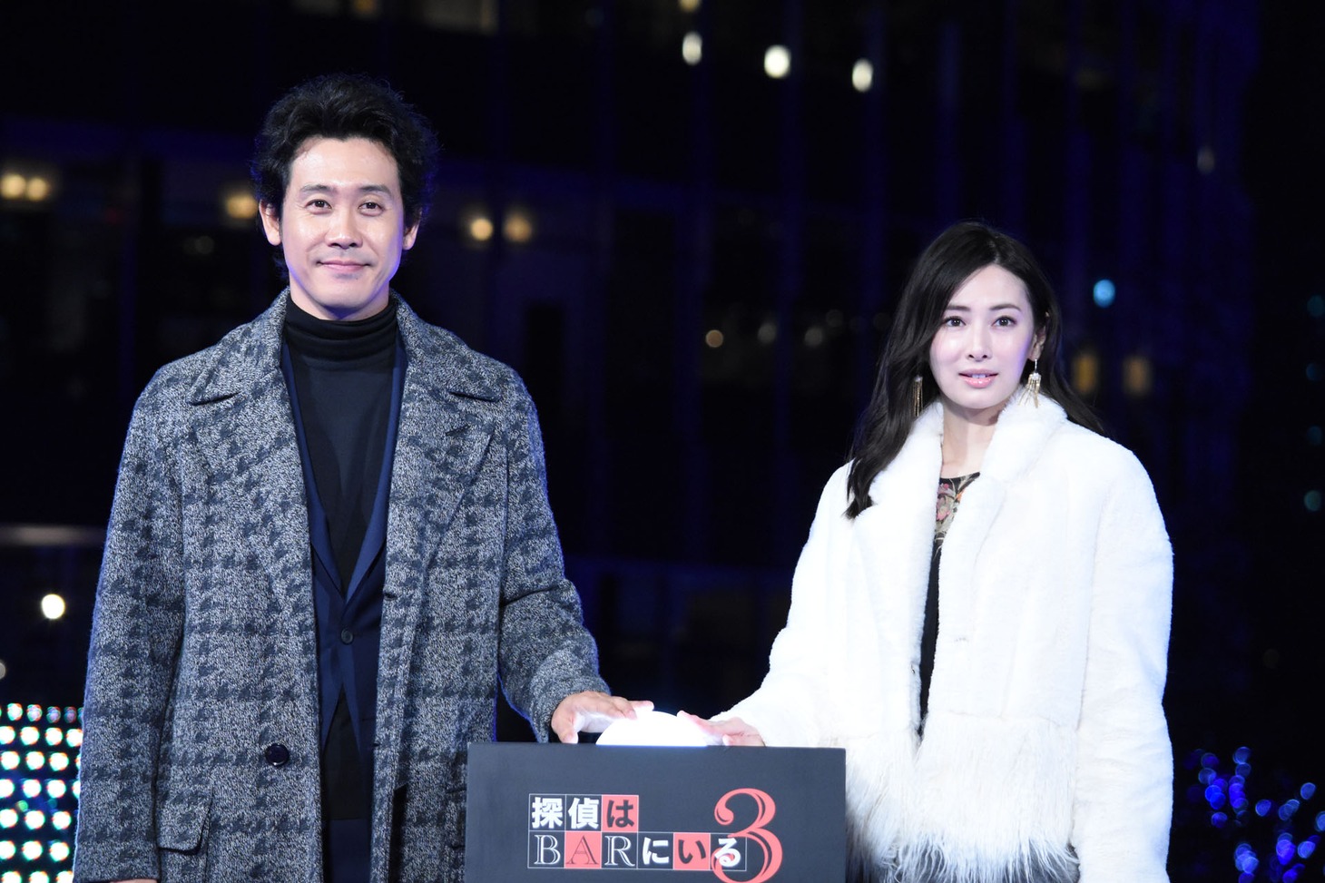 左から大泉洋、北川景子。