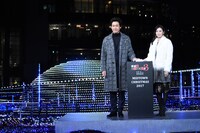 左から大泉洋、北川景子。