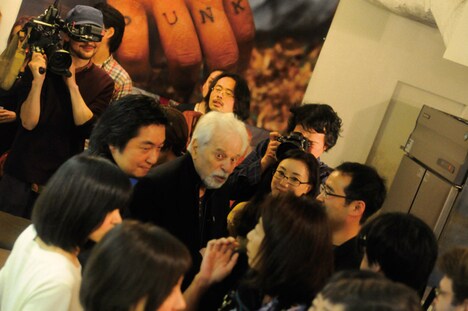 菊池茂夫が撮影した、来日時のアレハンドロ・ホドロフスキーのオフショット。