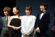左から本郷奏多、松雪泰子、本田翼、ディーン・フジオカ。