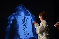 アルからの「おめでとう！」に拍手をする本田翼。