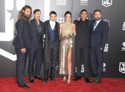 「ジャスティス・リーグ」ワールドプレミアの様子。左からジェイソン・モモア、ヘンリー・カヴィル、エズラ・ミラー、ガル・ガドット、レイ・フィッシャー、ベン・アフレック。