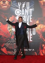 はしゃぐエズラ・ミラー。（写真提供：F. Sadou / AdMedia / Newscom / ゼータ イメージ）