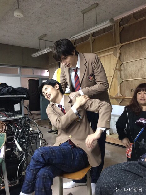 土曜ナイトドラマ「オトナ高校」オフショット。上から城田優、三浦春馬。