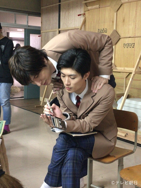 土曜ナイトドラマ「オトナ高校」オフショット。上から城田優、三浦春馬。