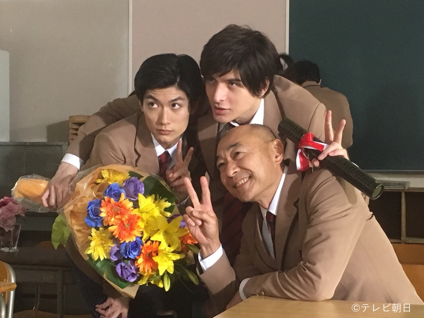 土曜ナイトドラマ「オトナ高校」オフショット。左から三浦春馬、城田優、高橋克実。