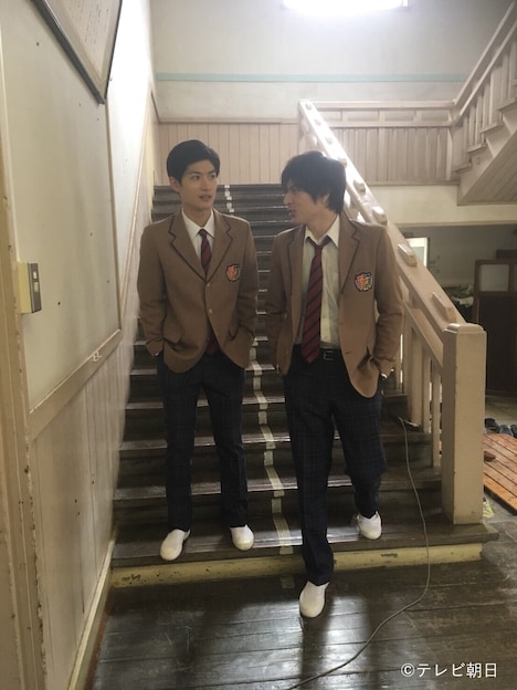 土曜ナイトドラマ「オトナ高校」オフショット。左から三浦春馬、城田優。