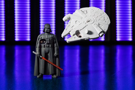 左からダース・ベイダーのスマートフォンケース（3900円）、ミレニアム・ファルコンのスマートフォンケース（3600円）。