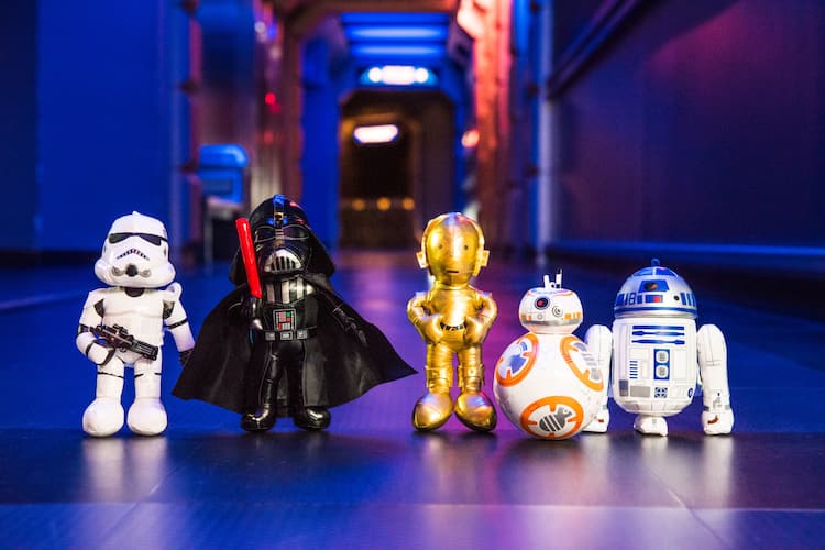 ディズニーランドに「スター・ウォーズ」のフード、ぬいぐるみバッジ 